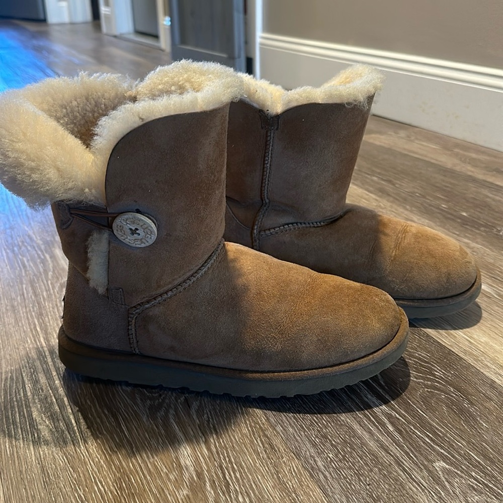 Women’s Uggs Bailey Button Chestnut size 9